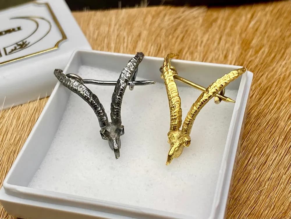 Silver jewelry with a hunting motif